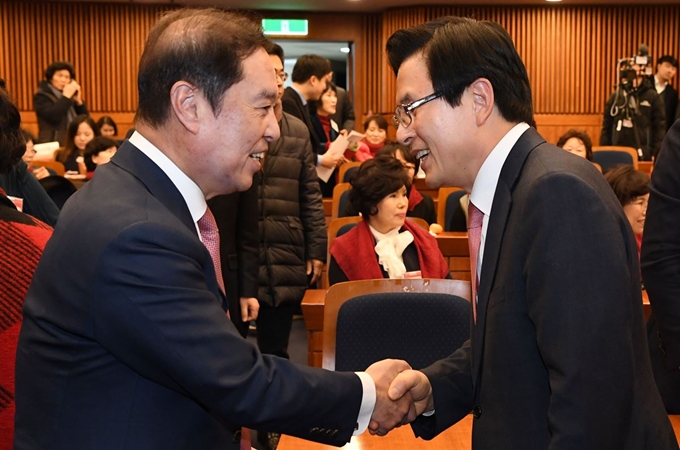 김병준 자유한국당 비상대책위원장과 한국당 당권 도전에 나선 황교안 전 국무총리가 24일 오후 서울 여의도 국회 헌정기념관에서 열린 '전국 지방의원 여성협의회 정기총회 및 발대식'에서 악수를 나누고 있다. 뉴스1