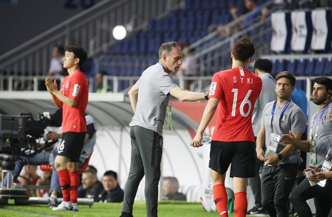 파울루 벤투 감독이 이끄는 한국 축구 국가대표팀 기성용이 7일 오후(현지시간) 아랍에미리트 두바이 알 막툼 스타디움에서 열린 2019 AFC 아시안컵 UAE 조별 라운드 C조 필리핀과의 경기에서 부상으로 교체되고 있다. 두바이=연합뉴스