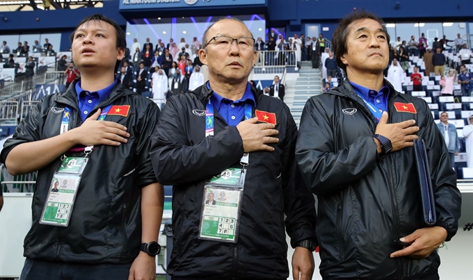 박항서 베트남 축구 국가대표팀 감독과 코칭스테프가 24일 오후 아랍에미리트 두바이 알 막툼 경기장에서 열린 2019 아시아축구연맹 아시안컵 8강 일본과의 경기에서 국기에 대한 경례를 하고 있다. 두바이=연합뉴스