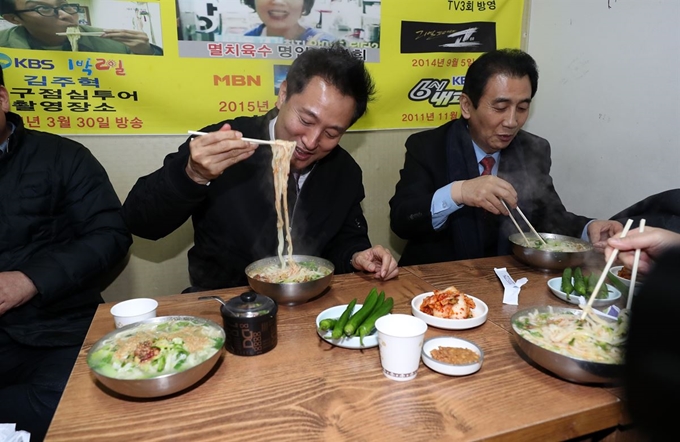 오세훈 전 서울시장(왼쪽)이 25일 오후 대구 서문시장을 찾아 식사하고 있다. 연합뉴스