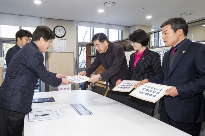 경북도의회 한국당 민주당 동우회 등 3개 교섭단체 대표들이 25일 의회에 교섭단체 등록을 하고 있다. 경북도의회 제공