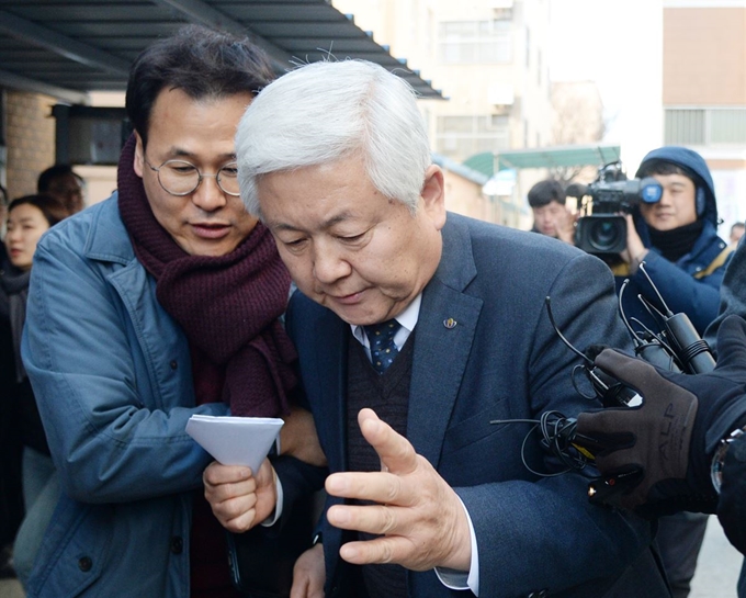 25일 전북 전주시 전주지방법원에서 황인홍 무주군수의 공직선거법 위반혐의 1심 선고 공판이 실시된 가운데 황인홍 무주군수가 공판을 마치고 취재진의 질의에 답변을 하지 않으며 자리를 빠져나가고 있다. 황군수는 이날 200만원을 선고 받았다. 뉴시스.