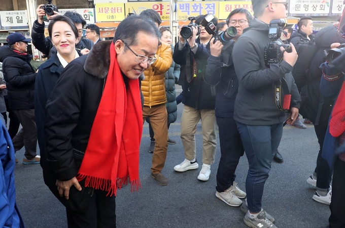 홍준표(왼쪽 앞) 자유한국당 전 대표가 25일 오후 대구 서문시장을 찾아 시민들에게 허리숙여 인사하고 있다. 연합뉴스