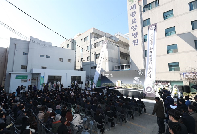 192명의 사상자를 낸 경남 밀양 세종병원 화재 사고 1주년인 26일 유가족 등이 모인 가운데 추모식이 진행됐다. 세종병원 화재 사고는 병실 매트리스와 이불 등이 불씨 확산과 유독가스 배출의 주범이었다. 밀양=연합뉴스