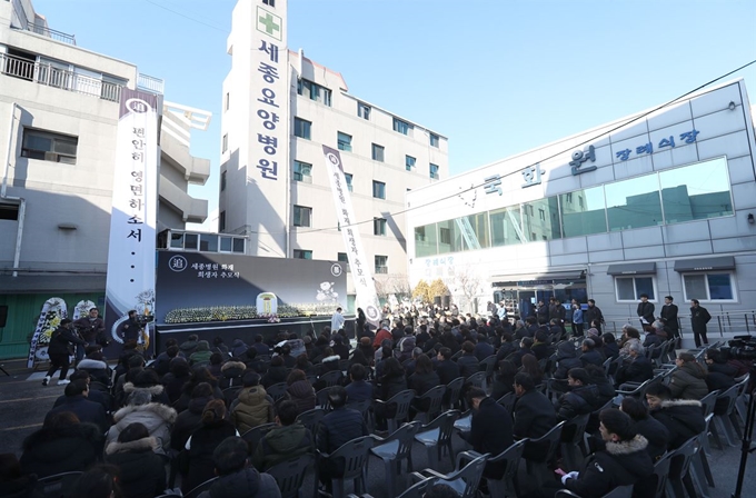 26일 오후 경남 밀양시 밀양 세종병원에서 화재사고 1주기 추모식에서 거행되고 있다. 지난해 발생한 밀양 세종병원 화재로 200명에 가까운 사상자가 발생했다. 연합뉴스