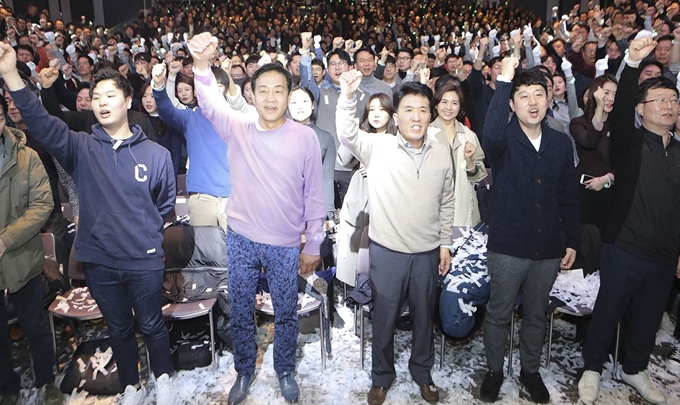 26일 서울 광장동에서 열린 하나금융그룹 출발 행사에서 김정태(왼쪽에서 두번째) 하나금융그룹 회장과 함영주(왼쪽에서 세번째) KEB하나은행장이 직원들과 구호를 외치고 있다. 하나금융그룹 제공