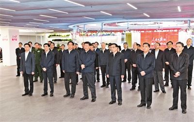 지난 25일 중국 공산당 기관지 인민일보의 신매체 사옥을 방문한 시진핑(앞줄 가운데) 국가주석과 공산당 정치국 상무위원들. 인민일보