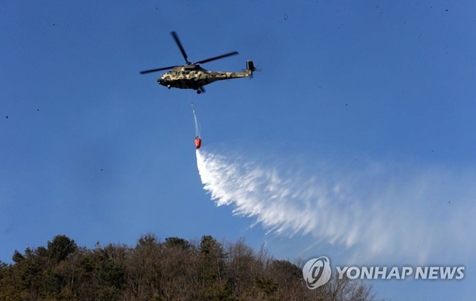 산불 진화 중인 헬기. 연합뉴스.