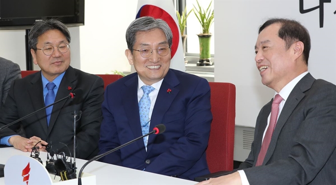 자유한국당 김병준 비상대책위원장(오른쪽)이 15일 오전 국회 본관 비대위원장실에서 노영민 대통령 비서실장(가운데)과 강기정 청와대 정무수석(왼쪽)의 예방을 받고 환담하고 있다. 연합뉴스