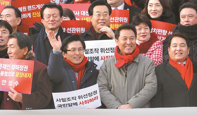 27일 국회 본관 앞 계단에서 열린 자유한국당 ‘좌파독재 저지 및 초권력형비리 규탄대회’에서 당권주자인 안상수(앞줄 맨 왼쪽), 황교안(앞줄 왼쪽 두번째) 전 국무총리, 오세훈(앞줄 왼쪽 세번째) 전 서울시장, 심재철(앞줄 맨 오른쪽) 전 국회부의장 등이 참가자들의 환호에 답하고 있다. 연합뉴스