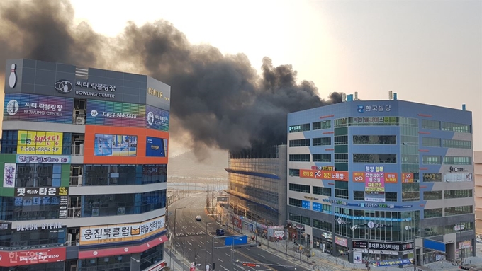 28일 오전 8시20분쯤 경북 예천군 호명면 공사 중인 빌딩에서 화재가 발생해 연기가 솟아 오르고 있다. 류수현기자 suhyeonryu@hankookilbo.com