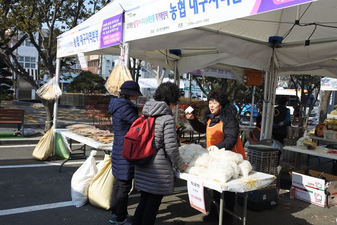 29일 대구시청 주차장에 열린 설맞이 '도농상생 우수농산물 직거래 장터'을 방문한 손님들이 판매제품을 살펴보고 있다. 윤희정기자 yooni@hankookilbo.com