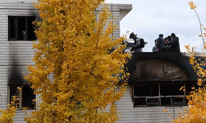 지난해 11월 9일 오전 화재가 발생한 서울 종로구 관수동 국일고시원에서 경찰과 소방 관계자들이 감식을 벌이고 있다. 서재훈 기자