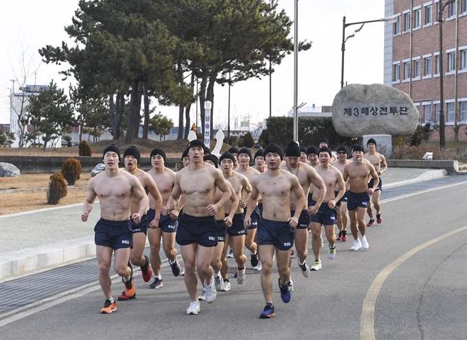 전남 영암군 해군 3함대 사령부 부대에서 21일 구조작전대(SSU) 대원들이 혹한기 내한훈련을 하고 있다. 해군 3함대 사령부 제공