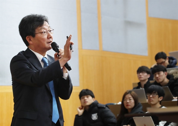 유승민 바른미래당 유승민 전 대표가 지난해 12월 7일 서울대에서 강의하고 있다. 연합뉴스