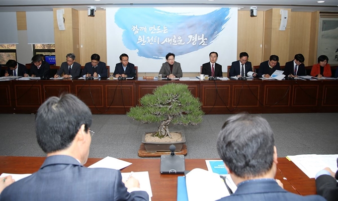 경남도는 28일 도청 도정회의실에서‘2020년도 국비확보 추진전략 보고회’를 열고 내년도 국비확보 목표를 올해 보다 3,680억원 늘어난 5조4,090억원으로 정했다. 경남도 제공