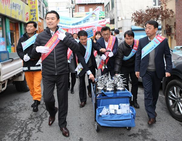 하이트진로는 지난 6일 전북 전주시 서신동 낭주골 일대에서 국민안전캠페인을 진행했다. 이날 행사에는 김인규 하이트진로 사장(왼쪽에서 두 번째)이 직접 참여했다.