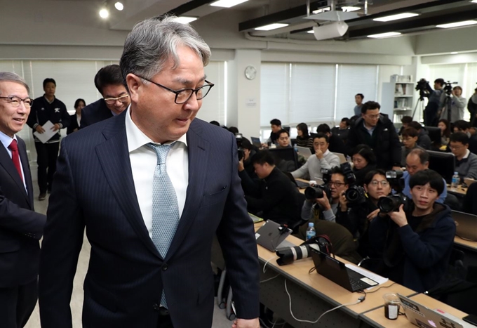 김경문 야구 국가대표 신임 감독이 28일 서울 강남구 한국야구위원회에서 열린 국가대표 감독 선임 기자회견을 마치고 회견장을 나서고 있다. 연합뉴스