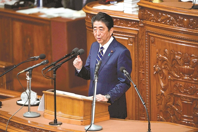 아베 신조 일본 총리가 28일 국회에서 시정연설을 하고 있다. 아베 총리는 이날 한국에 대한 언급은 하지 않은 채 북한, 중국 등과의 관계 개선을 강조했다. 도쿄=AFP 연합뉴스