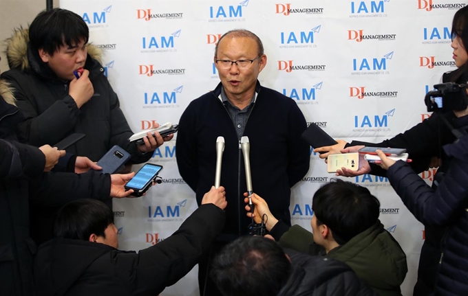 박항서 베트남 축구국가대표팀 감독이 29일 오전 인천국제공항 귀국해 기자회견을 하고 있다. 연합뉴스.