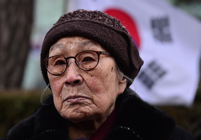 일본대사관 앞에서 열린 일본군 위안부 문제 해결을 위한 수요집회에 참석한 김복동 할머니. 심현철 기자