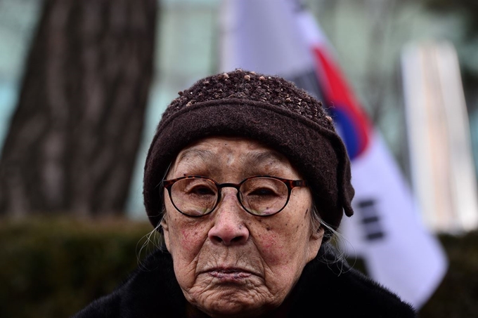 [저작권 한국일보]일본군 위안부 피해자 김복동 할머니가 2015년 서울 종로구 일본대사관 앞에서 열린 일본군 위안부 문제 해결을 위한 수요집회에 참석하고 있다 한국일보 자료사진