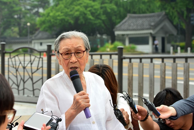 일본군위안부 피해자 김복동 할머니가 2014년 8월 서울 종로구 청와대 앞 분수대에서 문창극 국무총리 내정자의 자진사퇴를 촉구하는 1인 시위에서 취재진들에게 입장을 발표하고 있다. 한국일보 자료사진