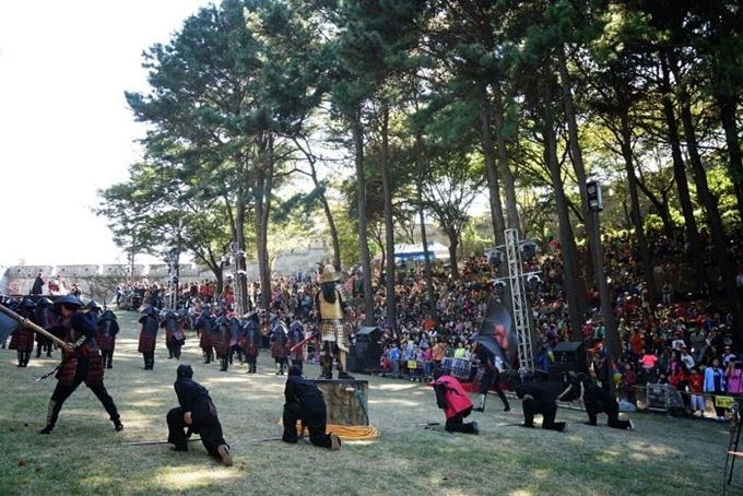 부산 동래읍성역사축제의 하이라이트인 동래성 전투 뮤지컬이 펼쳐지고 있는 모습. 동래구 제공