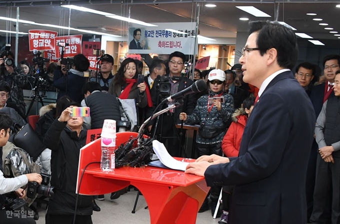 황교안 전 국무총리가 전당대회 당 대표 출마를 선언 기자회견을 하는 동안 지지자들이 회견장 유리창 밖에서 지지 피켓을 들고 있다. 오대근기자