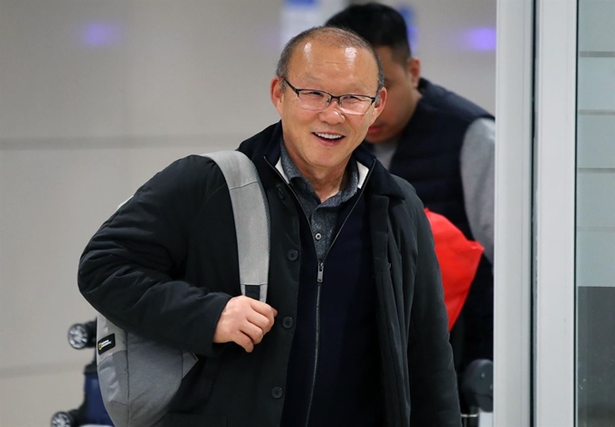 박항서 베트남 축구국가대표팀 감독이 29일 오전 인천국제공항 제2터미널을 통해 귀국하고 있다. 연합뉴스