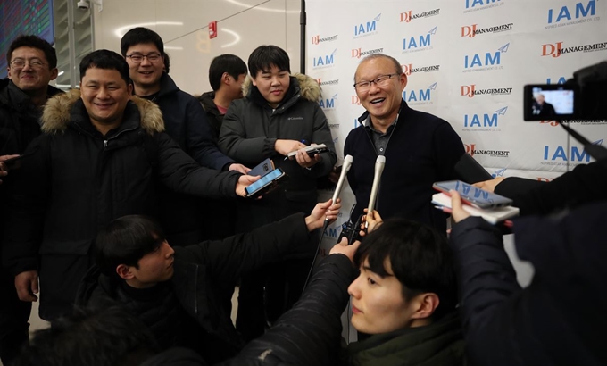 박항서 베트남 축구국가대표팀 감독이 29일 오전 인천국제공항 제2터미널로 귀국해 기자회견을 하고 있다. 연합뉴스