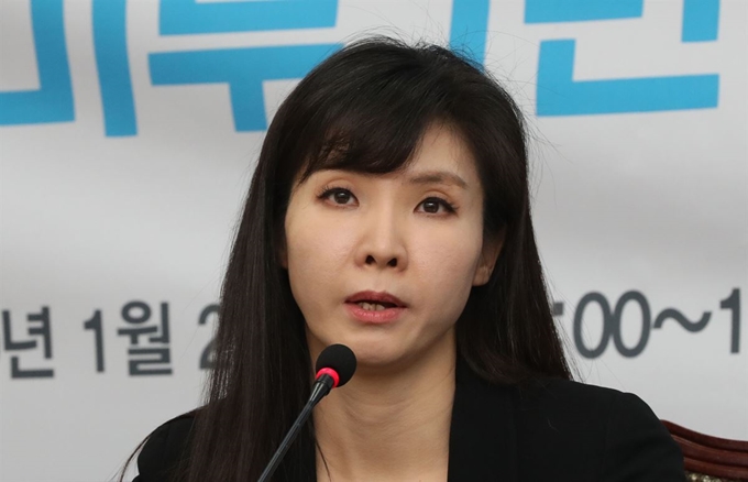 29일 오전 국회 당대표회의실에서 열린 더불어민주당 여성폭력근절특위 주최 '서지현 검사 #미투 1년, 지금까지의 변화 그리고 나아가야 할 방향 좌담회'에서 서지현 수원지방검찰청 부부장검사가 발언하고 있다. 연합뉴스