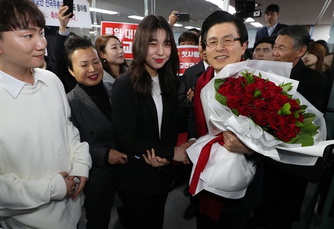 황교안 전 국무총리가 29일 서울 영등포구 자유한국당 당사에서 당대표 출마선언을 마친 뒤 지지자들로부터 받은 꽃다발을 들고 환하게 웃고 있다. 오대근 기자