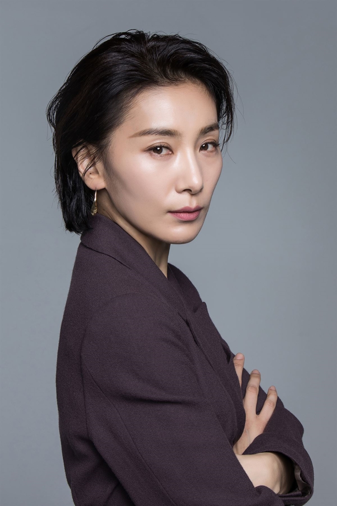 배우 김서형은 JTBC 드라마 'SKY캐슬'을 찍으며 제작진을 원망했다. 입시 코디네이터인 김주영의 연기가 버거워서였다. 그는 "제작진이 날 너무 과대평가했다"고 했다. 또 "김주영이 혜나(김보라)를 예서(김혜윤)의 집에 들여 보내려 했을 때는 '멘붕'이 와 촬영 중 PD와 얘기하다 눈물을 흘리기도 했다"고 한다. 플라이업 엔터테인먼트 제공