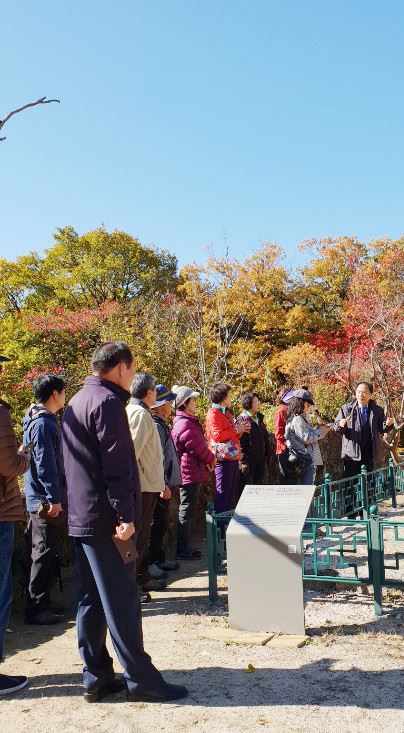 이상국 이사장이 팔공산 답사팀에게 왕건 유적에 대해 설명하고 있다.