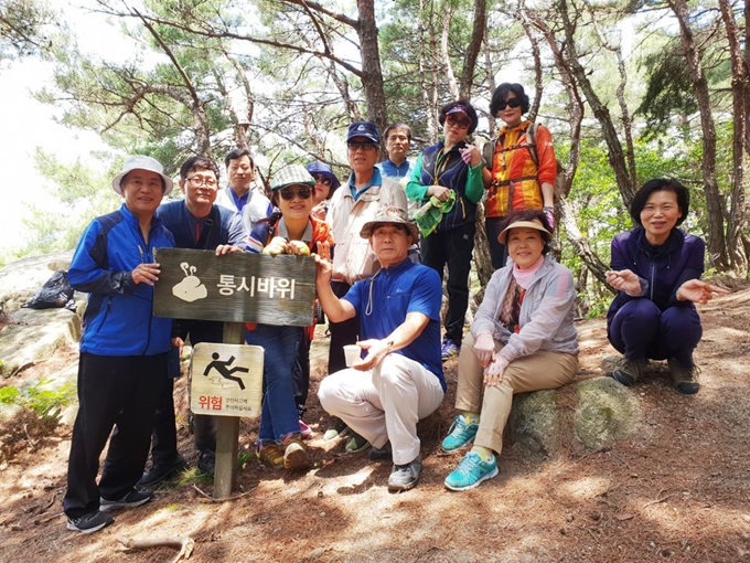 팔공산 답사팀과 왕건길 통시바위 앞에서 기념촬영.