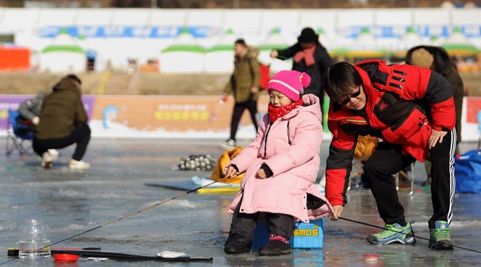 인제 빙어축제 나흘째인 29일 축제장을 찾은 어린 강태공이 빙어 얼음낚시를 하고 있다. 연합뉴스