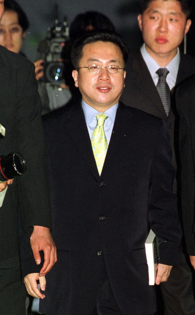 2002년 서울지검에 출두 중인 최규선씨. 한국일보 자료사진