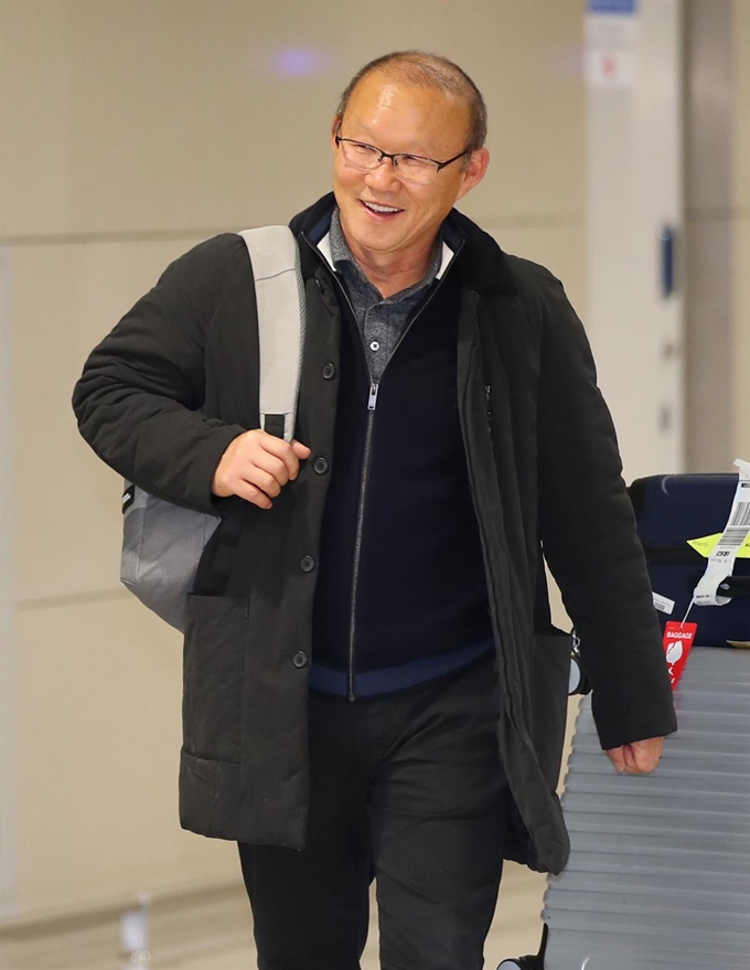 박항서 베트남 축구국가대표팀 감독이 29일 오전 인천국제공항 제2터미널을 통해 귀국하고 있다. 연합뉴스