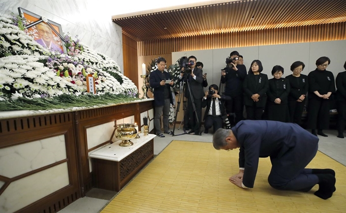 문재인 대통령이 29일 오후 서울 서대문구 세브란스 병원 장례식장 특실에 마련된 일본군 위안부 피해자 고 김복동 할머니 빈소를 찾아 조문하고 있다. 연합뉴스