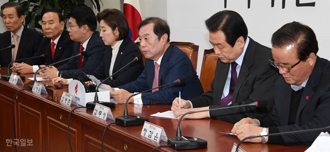 자유한국당 비상대책위원회 중진의원 연석회의가 30일 국회에서 열린 가운데 김병준(오른쪽 세번째) 위원장이 발언하고 있다. 오대근 기자