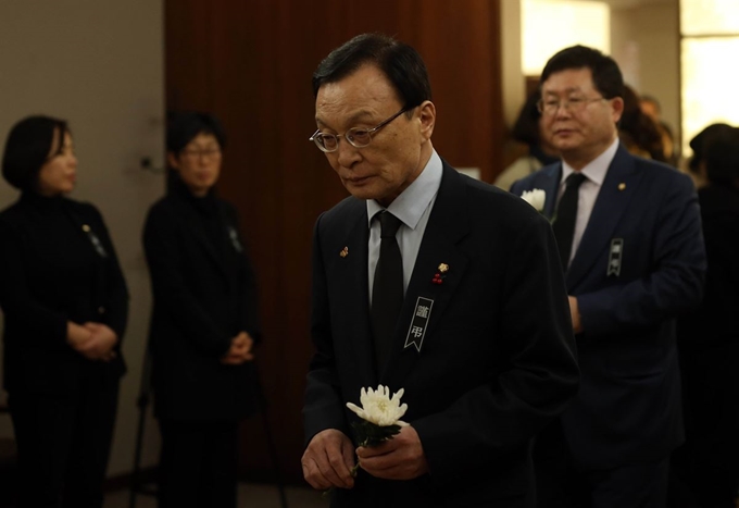 이해찬 더불어민주당 대표가 29일 오후 서울 서대문구 세브란스 병원 장례식장 특실에 마련된 일본군 성노예 피해자 고 김복동 할머니 빈소를 찾아 조문하고 있다. 서재훈 기자