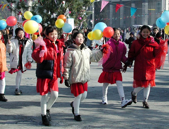 2003년 음력설을 맞아 김일성광장으로 나들이를 나온 북한 어린이들. 조선신보 제공