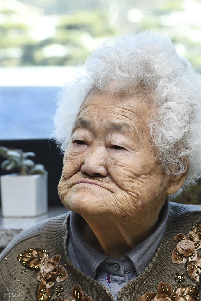 [저작권 한국일보]29일 뒤늦게 김복동 할머니의 별세 소식을 들은 일본군 위안부 피해자 이옥선(92) 할머니가 착잡한 표정을 짓고 잇다. 이한호 기자