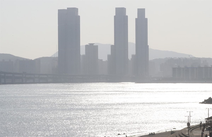 29일 부산 해운대에서 바라본 광안리 앞바다 뒤편으로 고층빌딩이 뿌옇게 보이고 있다. 이날 오후 부산지역 미세먼지 농도가 나쁨 상태를 보였다. 부산=연합뉴스