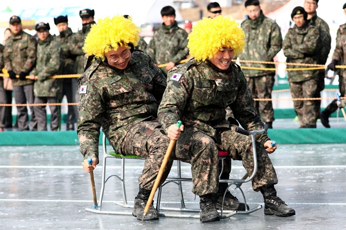 30일 오전 강원 인제군 남면 빙어호 빙어축제장에서 열린 썰매 릴레이대회에서 군장병들이 경기를 즐기고 있다. 뉴스1