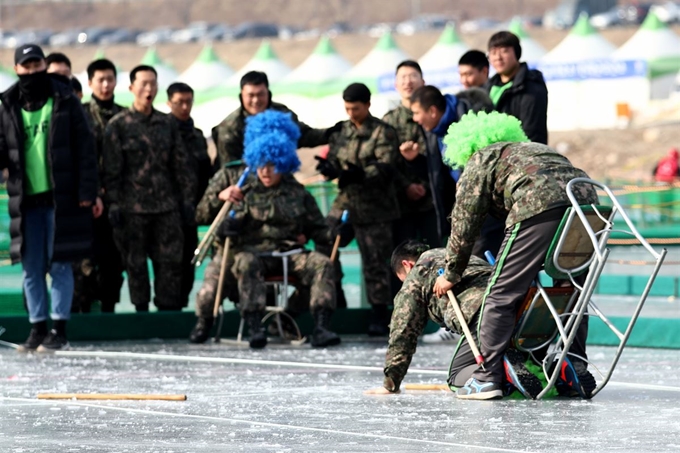 30일 오전 강원 인제군 남면 빙어호 빙어축제장에서 열린 썰매 릴레이대회에서 군장병들이 경기를 즐기고 있다. 뉴스1