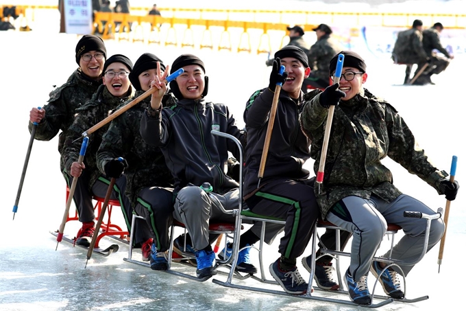 30일 오전 강원 인제군 남면 빙어호 빙어축제장 빙판에서 군장병들이 썰매를 타며 즐거운 시간을 보내고 있다. 뉴스1