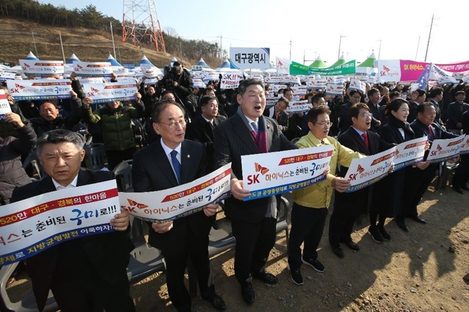 30일 경북 구미시 산동면 5공단에서 열린 '희망2019! 대구경북 상생한마음축제'에서 참석자들이 대구경북 상생결의문을 낭독하고 있다. 추종호기자 choo@hankookilbo.com