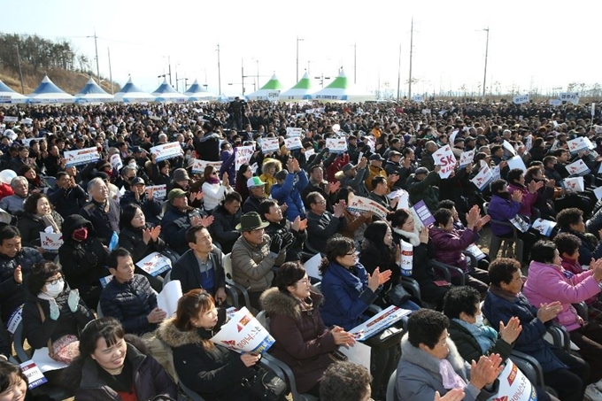 30일 경북 구미 5공단에서 '희망2019! 대구경북 상생한마음축제'에서 대구경북 시도민들이 박수를 치고 있다. 추종호기자 choo@hankookilbo.com